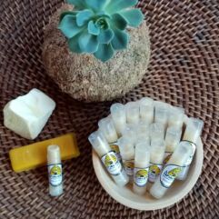 Bálsamo Labial de manteca de cacao+ cera de abejas+ aceite esencial de eucaliptus y propóleo (5 ml) Carolina I.