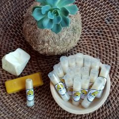 Bálsamo Labial de manteca de cacao+ cera de abejas+ aceite esencial de eucaliptus y propóleo (5 ml) Carolina I.